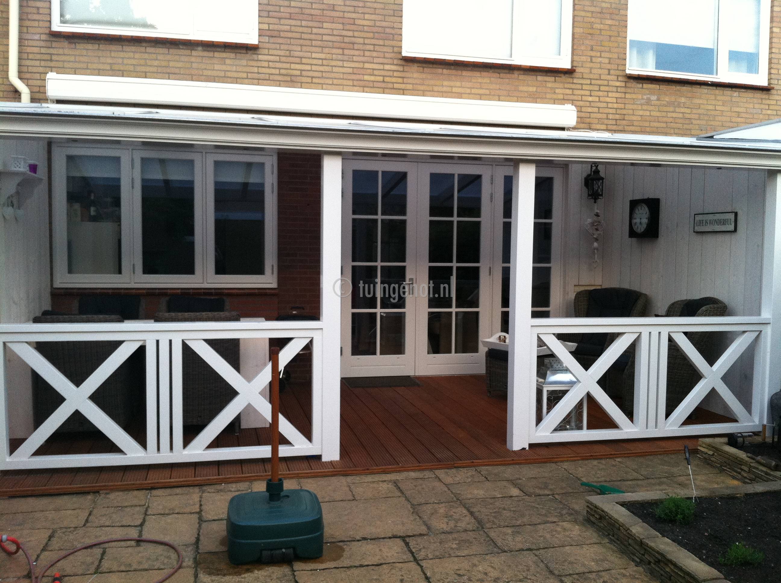 Tuingenot: 56. houten kruis balustrades