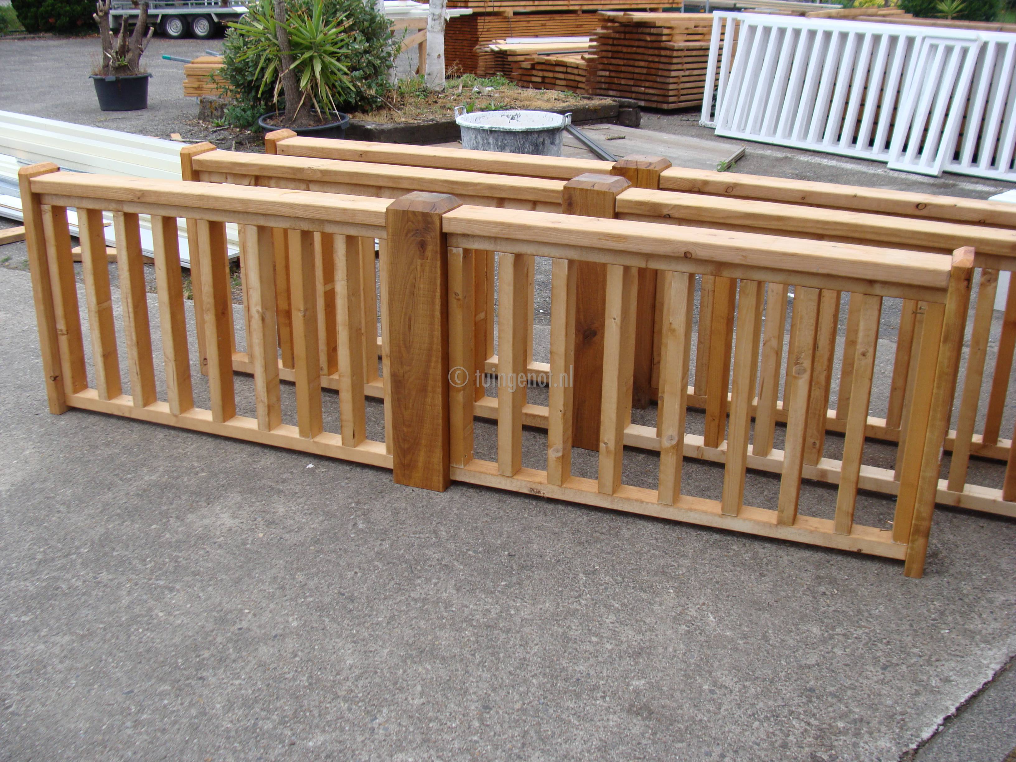 Houten balustrades voor bij veranda