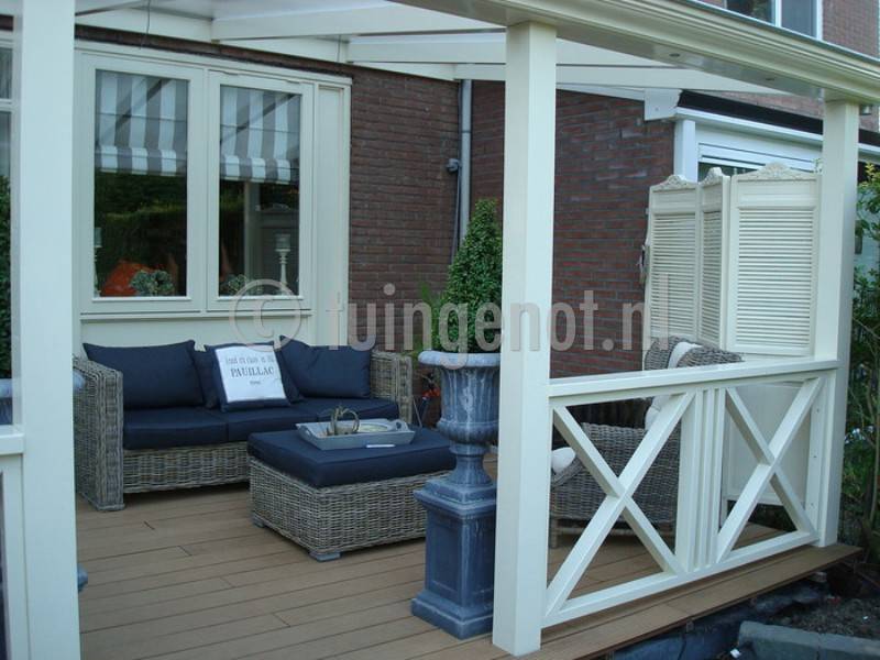 Houten balustrades voor bij veranda