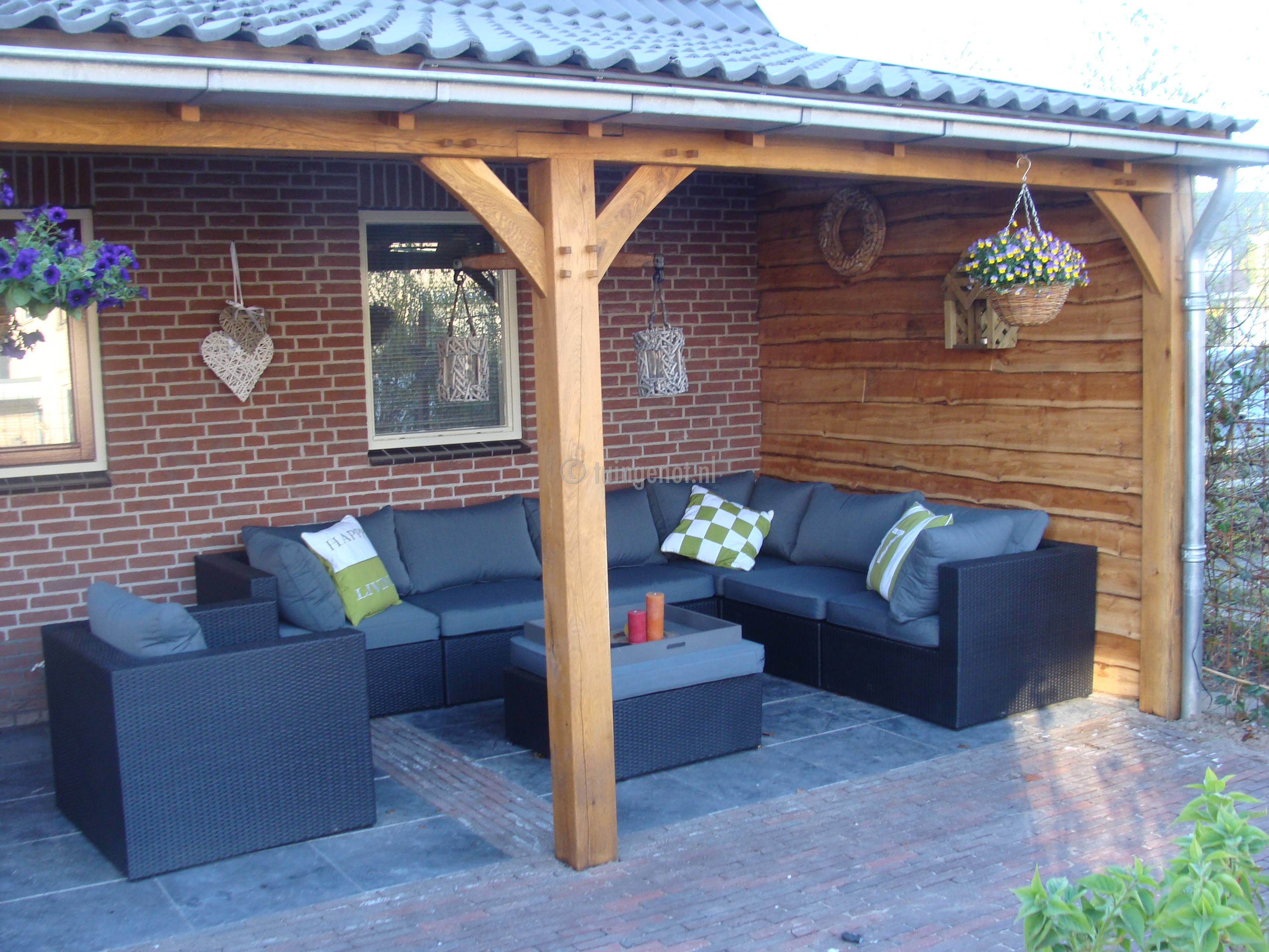 Tuingenot: Lariks houten veranda, overkapping met daksingels, polycarbonaat, pvc of glazen systeem