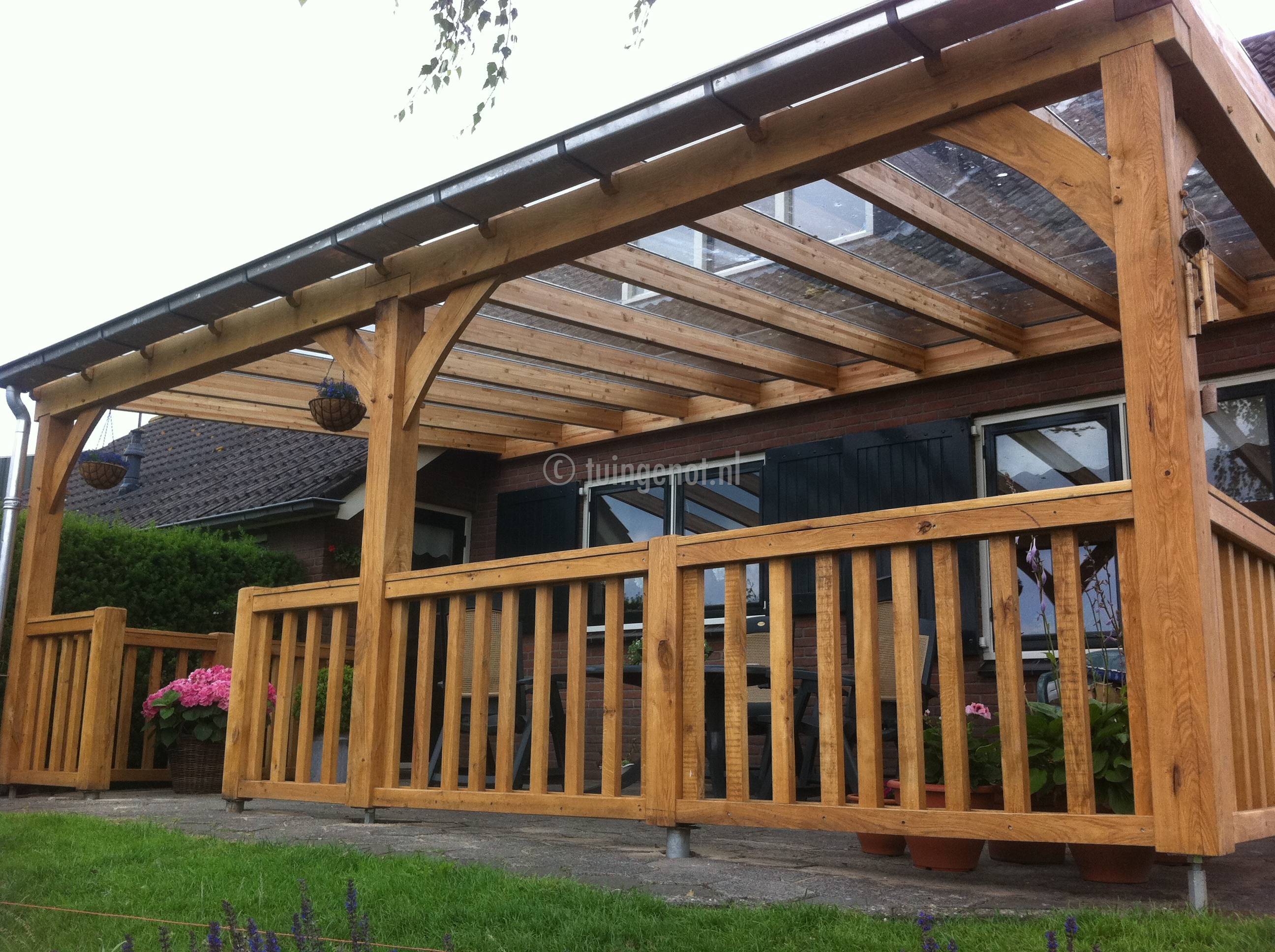 Observeer Droogte Luik Tuingenot: Eikenhouten veranda met zinken goten. Daken van glas,  polycarbonaat platen, dakpanplaten,bitumen, epdm of pvc dakbedekking.  Hekwerk en regenton mogelijk