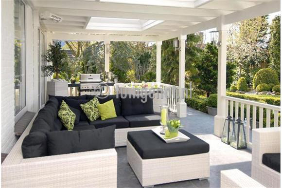 luxe hard houten veranda met inrichting