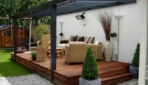houten veranda met balustrades in kruisvorm en 2 soorten vlonders