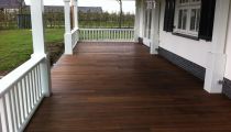 houten veranda met balustrades in kruisvorm en 2 soorten vlonders