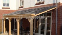 90.houten veranda van hardhout met glazen zijwand